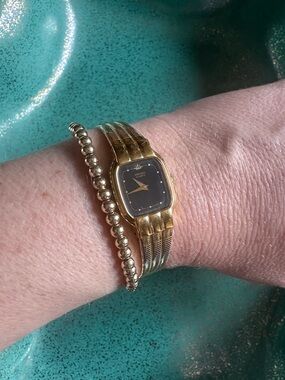 Vintage Seiko Gold-Tone Women’s Bracelet Watch with Black Dial